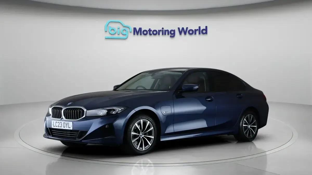 Usado BMW 330e Sport Line 292 CV (214 kW) 2023 Azul Berlina
