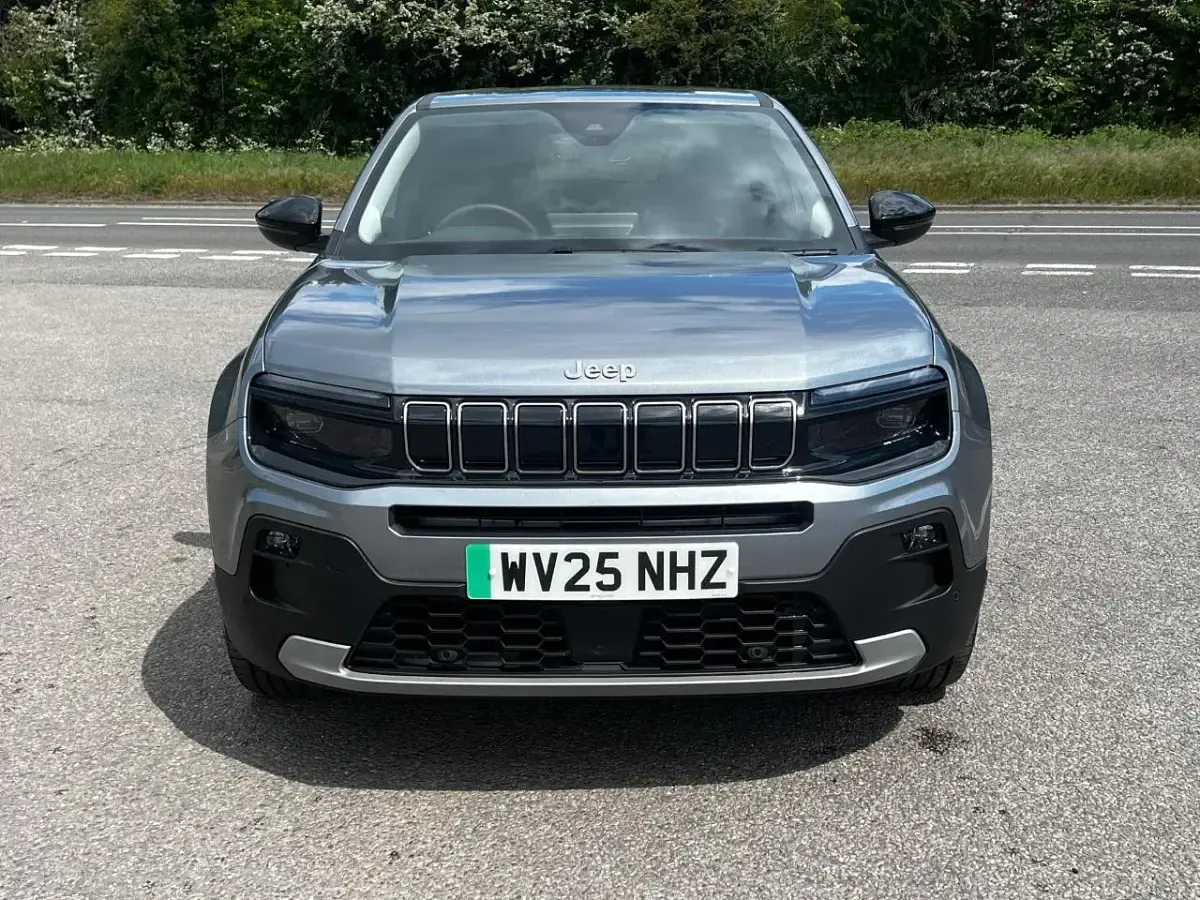 Begagnad Jeep Avenger EV Summit 113 kW (154 HK) 2025 Grå SUV