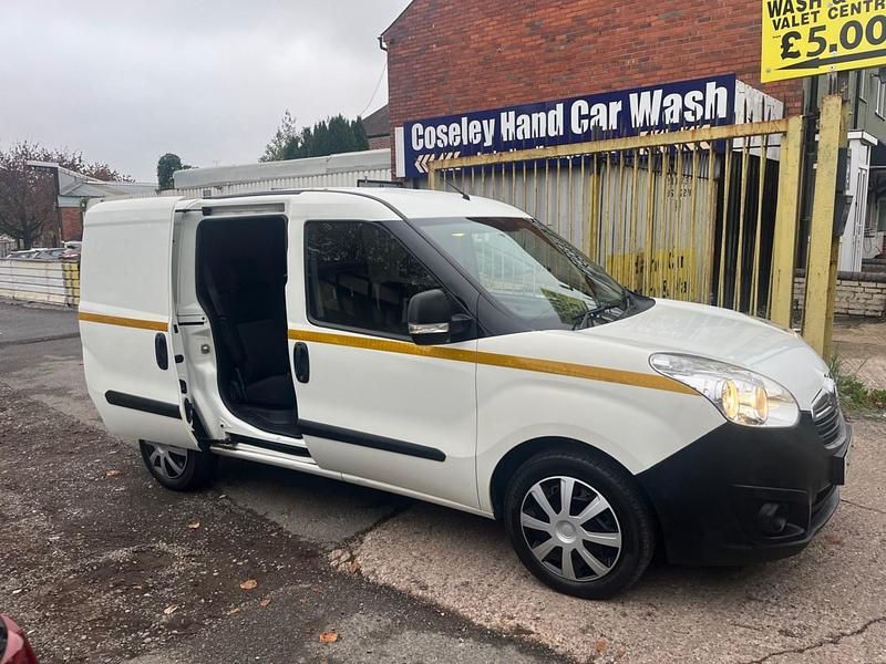 Second-hand Vauxhall Combo 95 CP (69 kW) 2018 Alb Monovolum