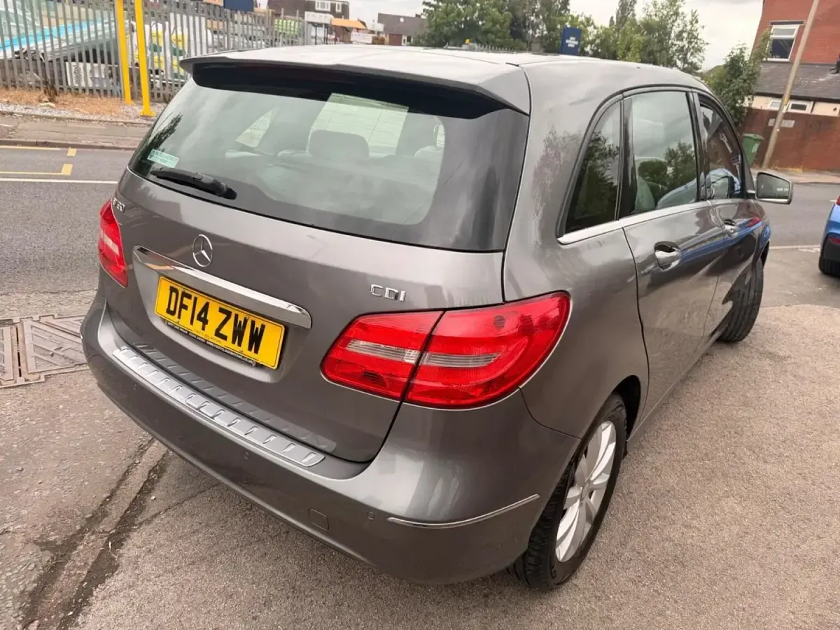 Usado Mercedes B180 SE 109 CV (80 kW) 2014 Gris Monovolumen