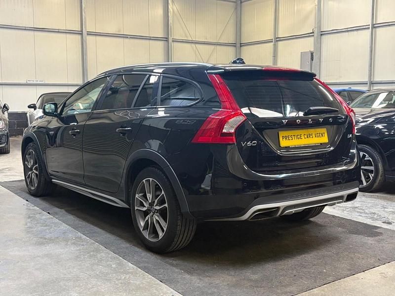 Used Volvo V60 CC 190 HP (139 kW) 2016 Black Estate