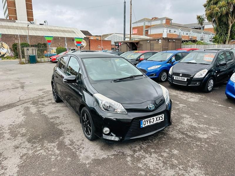 Black Used 2013 Toyota Yaris Hybrid Hatchback | £8,795 (Expensive) - Image 1/4