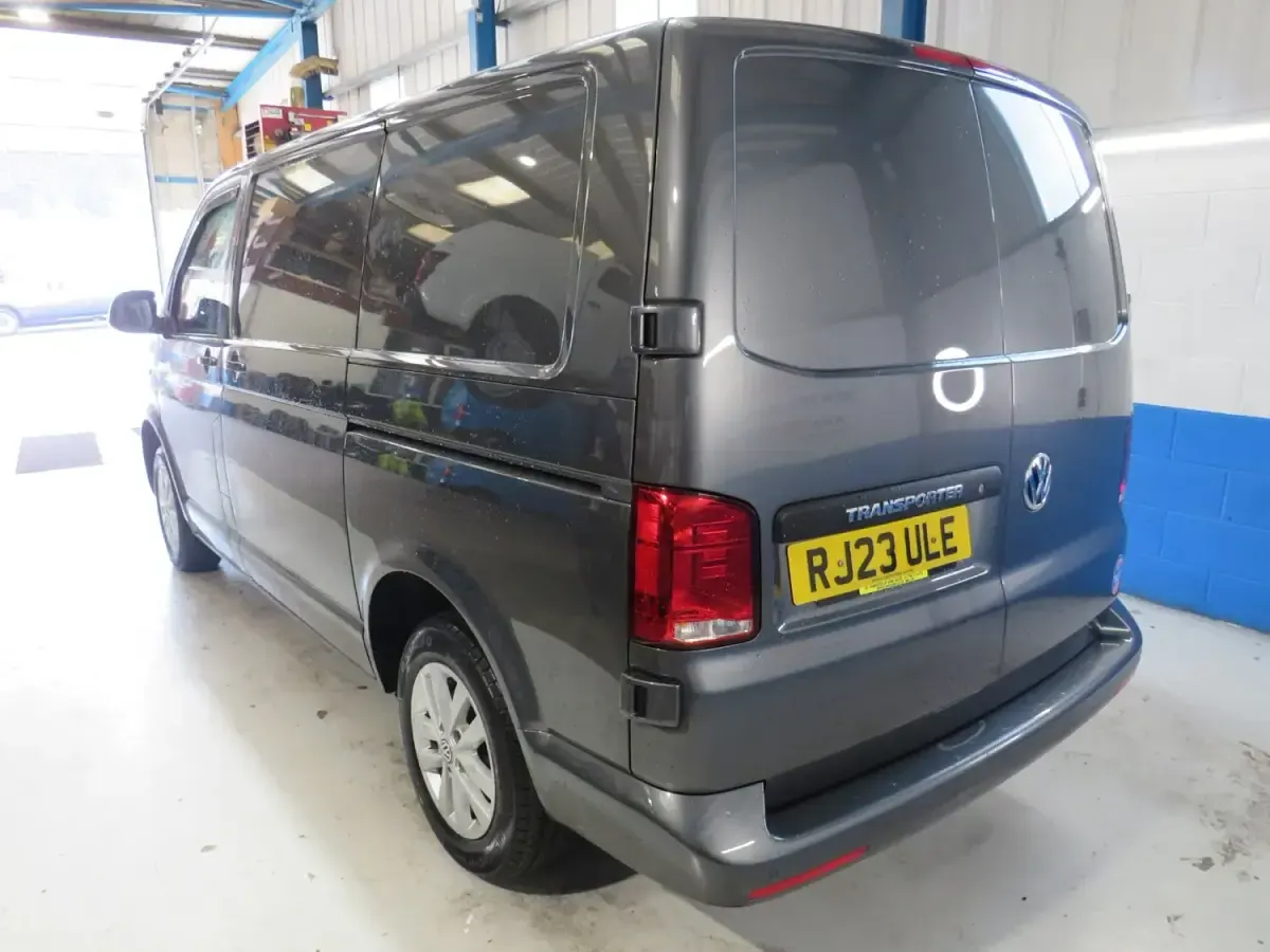 Second-hand VW Transporter Highline 147 CP (108 kW) 2023 Gri Van