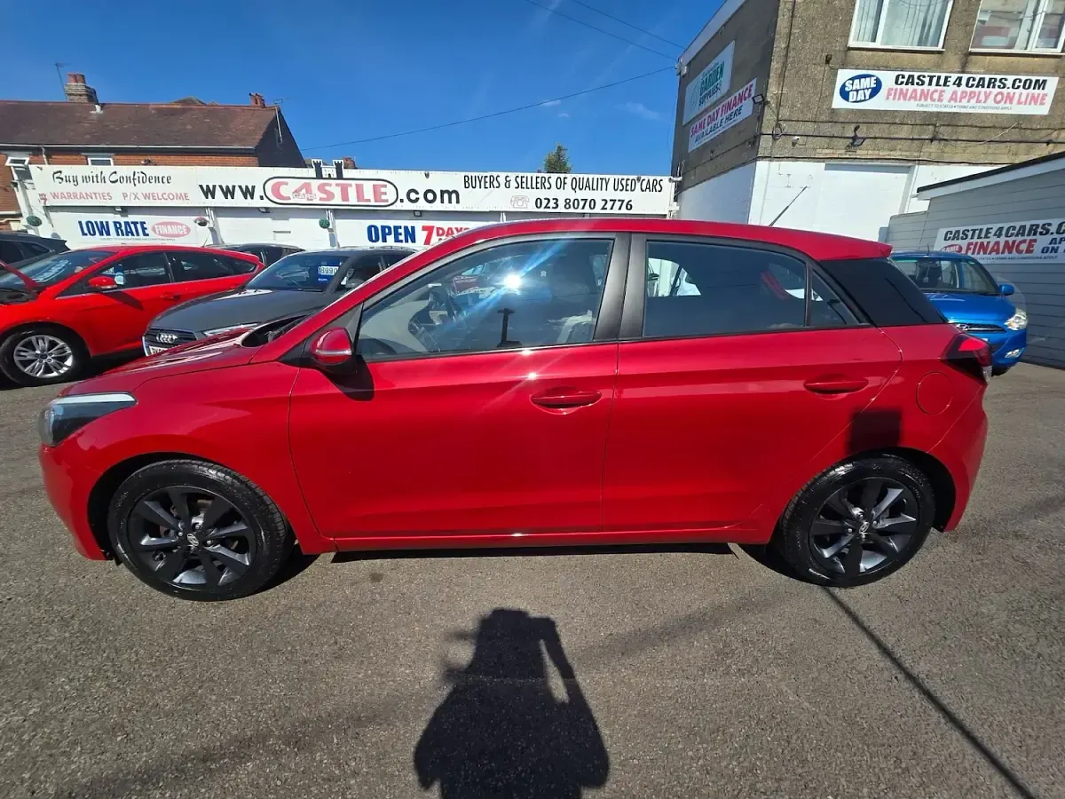 Used Hyundai i20 SE 100 HP (73 kW) 2015 Red Hatchback