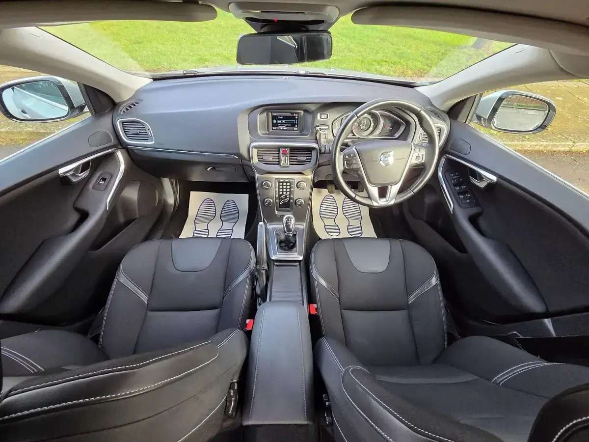 Used Volvo V40 SE 180 HP (132 kW) 2013 Silver Hatchback