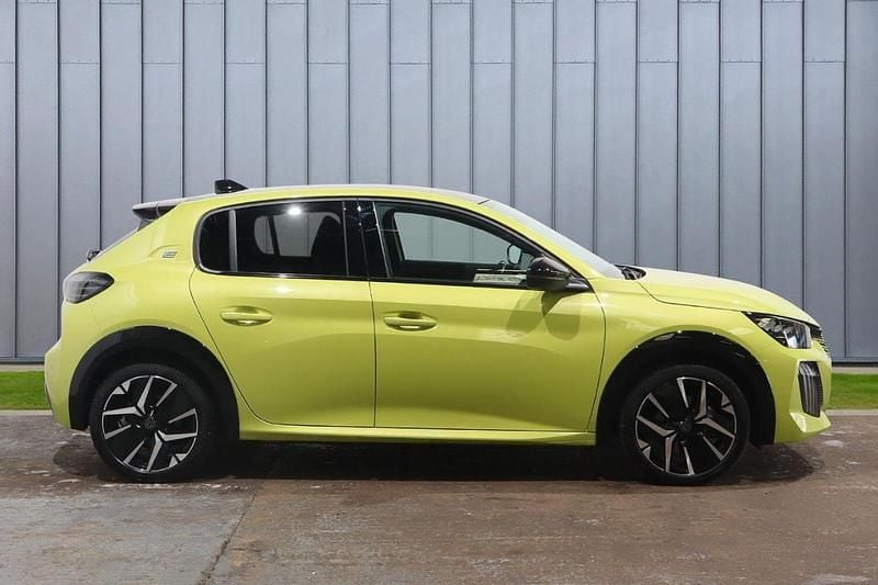 Second-hand Peugeot e-208 GT 113 kW (154 CP) 2024 Galben Hatchback