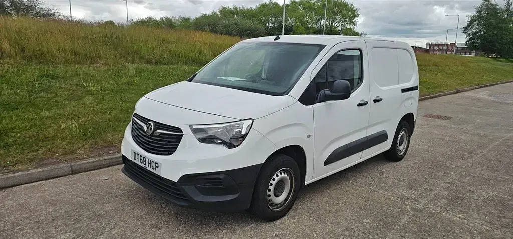Used Vauxhall Combo Edition 100 HP (73 kW) 2019 Polar white MPV