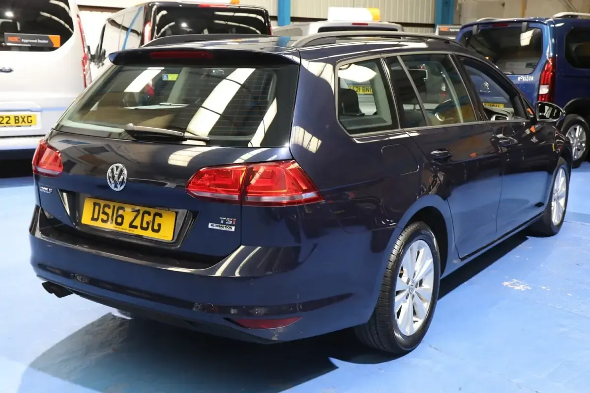 Begagnad VW Golf VII SE 125 HK (91 kW) 2016 Blå Kombi