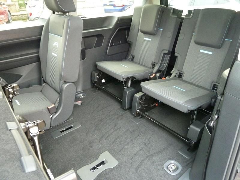 Used Ford Grand Tourneo Connect Active 122 HP (89 kW) 2024 Blue MPV