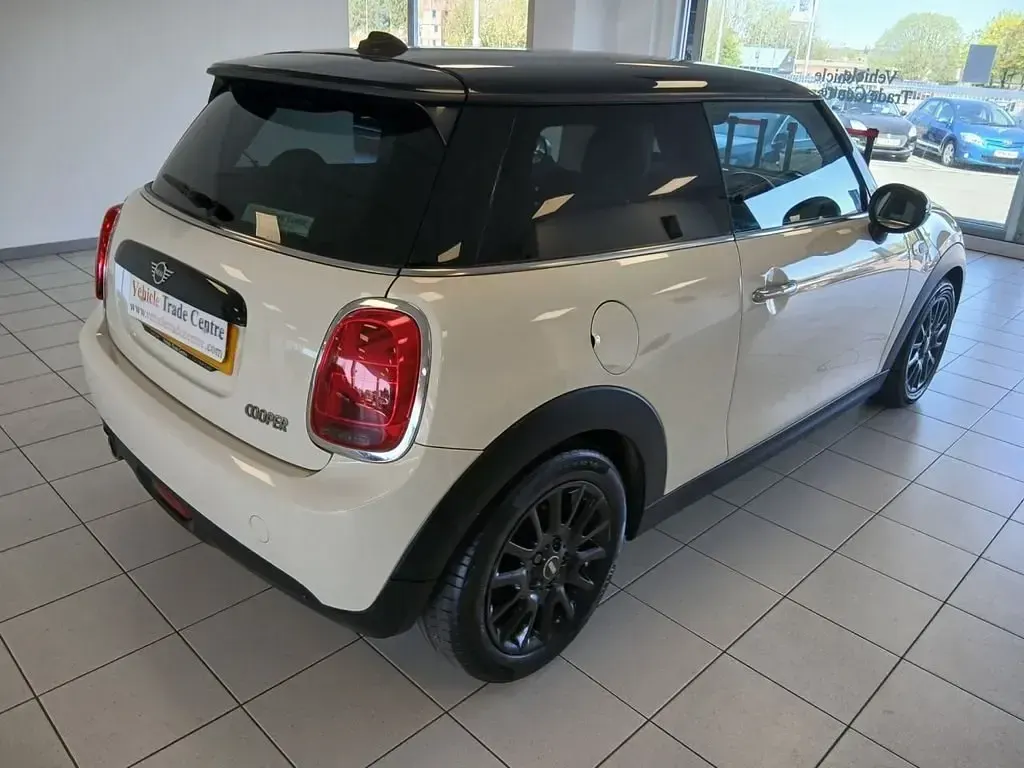 Usado Mini Cooper Hatch 136 CV (100 kW) 2018 Blanco Utilitario
