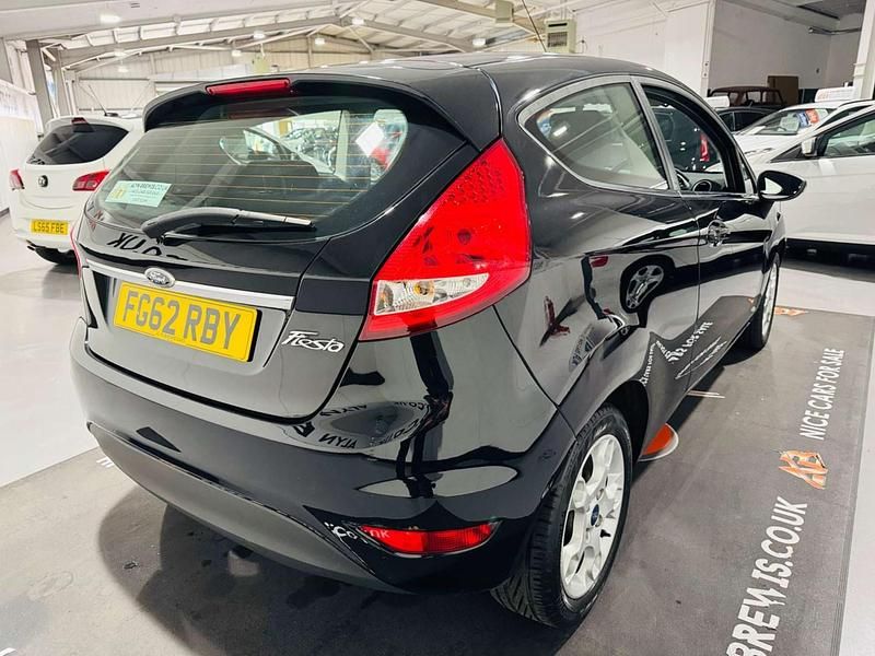 Usado Ford Fiesta Zetec 82 HP (60 kW) 2012 Preto Citadino