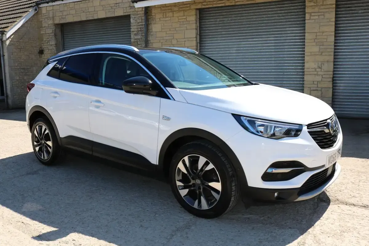Used Vauxhall Grandland X Sport 130 HP (95 kW) 2018 White SUV