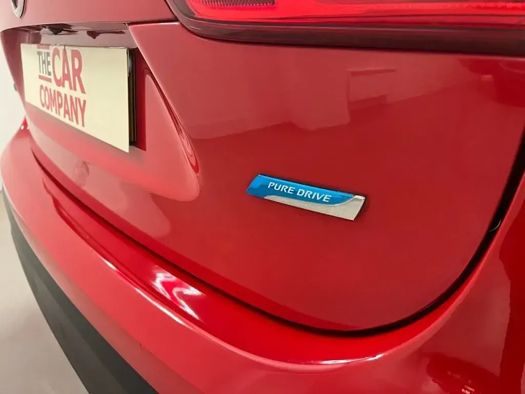 Used Nissan Qashqai S 110 HP (80 kW) 2015 Red SUV