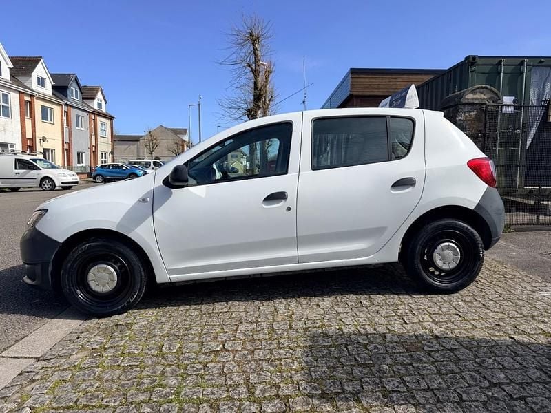 Used Dacia Sandero Acces 74 HP (54 kW) 2015 White Hatchback