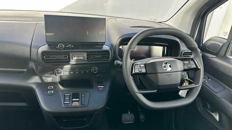 Used Vauxhall Combo Design Edition 100 kW (136 HP) 2025 Grey MPV