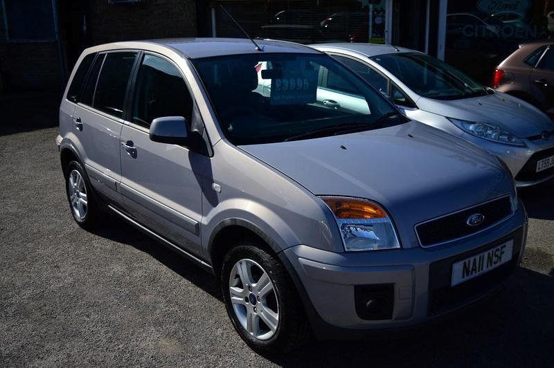 Used Ford Fusion Zetec 80 HP (58 kW) 2011 Silver Hatchback