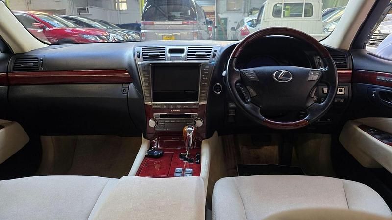 Used Lexus LS600h 2010 White Sedan