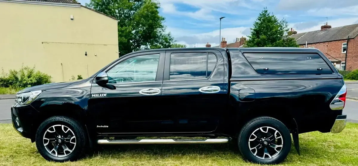 Used Toyota HiLux 150 HP (110 kW) 2016 Black Pickup