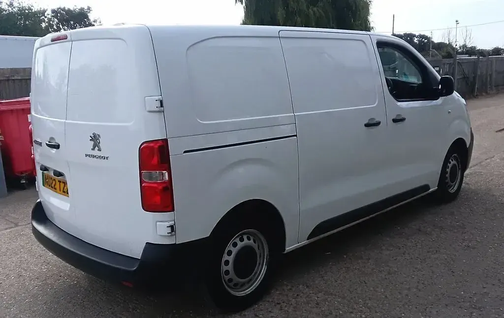 Used Peugeot e-Expert 100 kW (136 HP) 2022 White Van