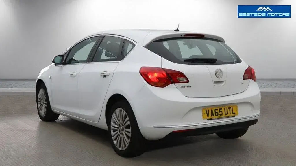 Used Vauxhall Astra Excite 200 HP (147 kW) 2016 White Hatchback