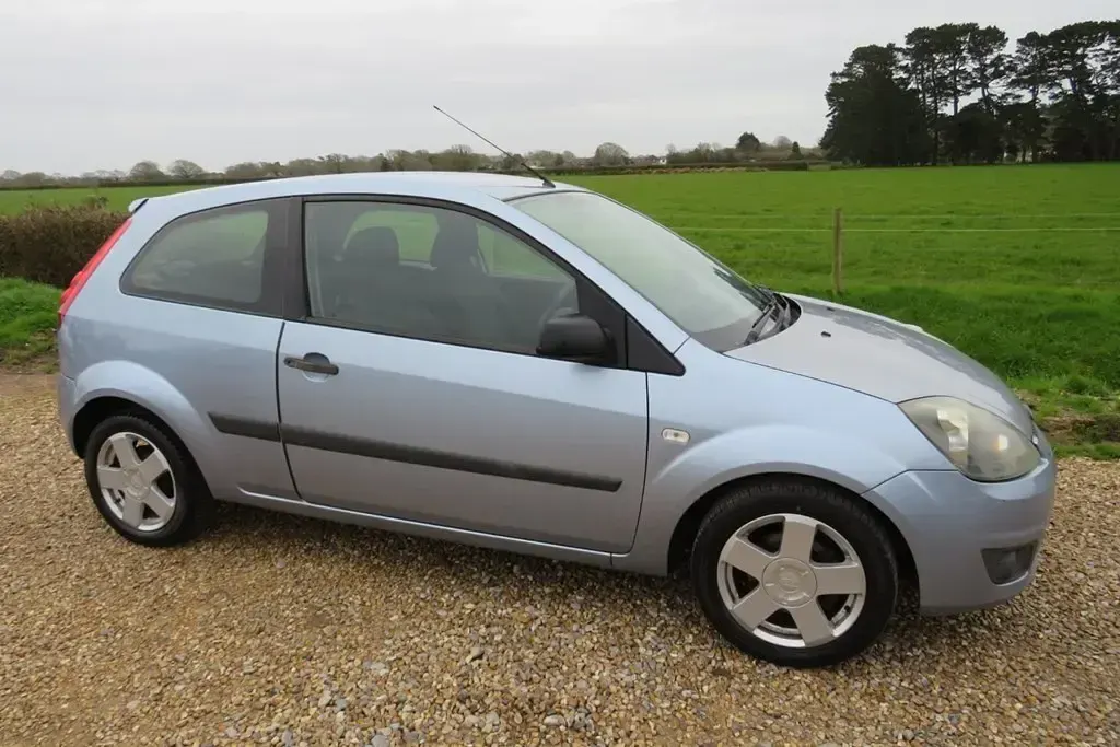 Begagnad Ford Fiesta Zetec 75 HK (55 kW) 2006 Blå Halvkombi