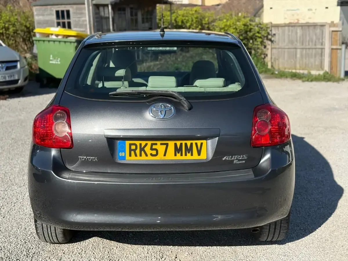Used Toyota Auris 124 HP (91 kW) 2007 Grey Hatchback