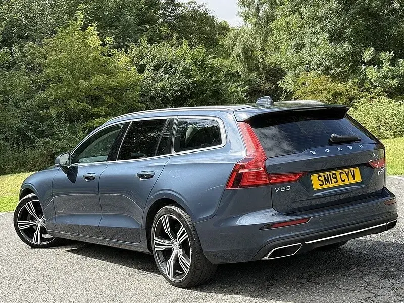 Used Volvo V60 Inscription 190 HP (139 kW) 2019 Blue Estate