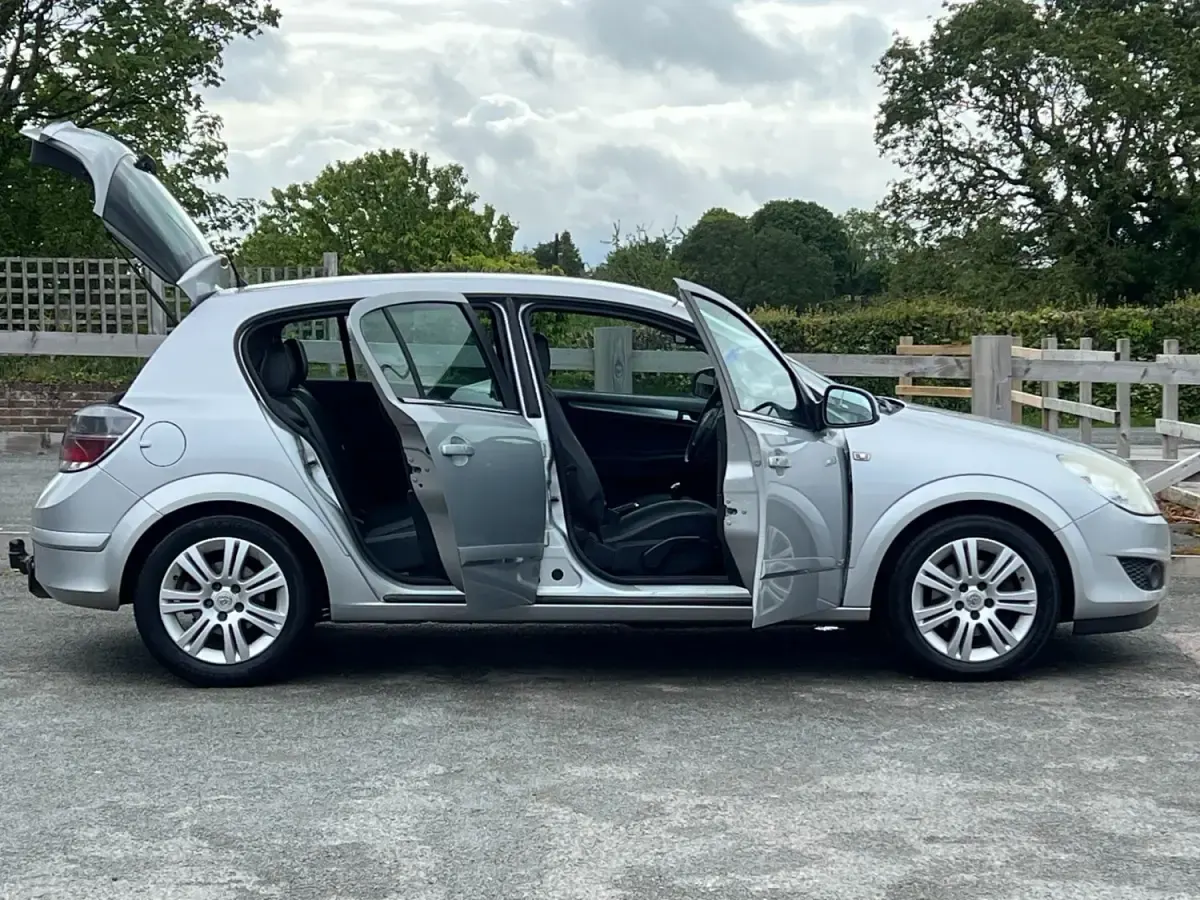 Gebraucht Vauxhall Astra Design Edition 115 PS (84 kW) 2009 Silber Kleinwagen