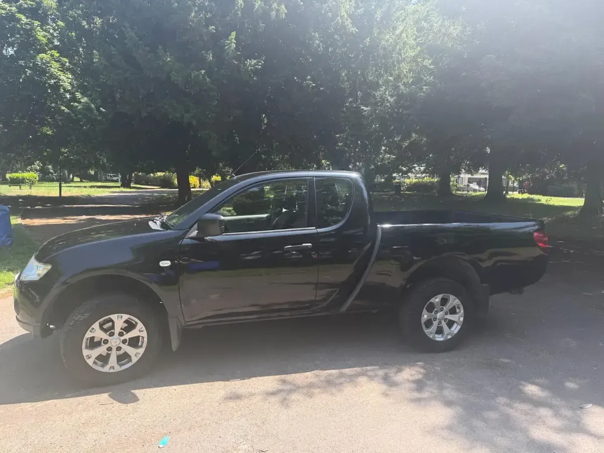 Used Mitsubishi L200 134 HP (98 kW) 2011 Black Pickup