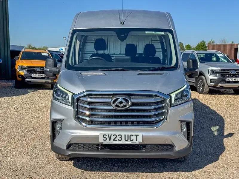 Usado Maxus V90 150 HP (110 kW) 2023 Prateado Van