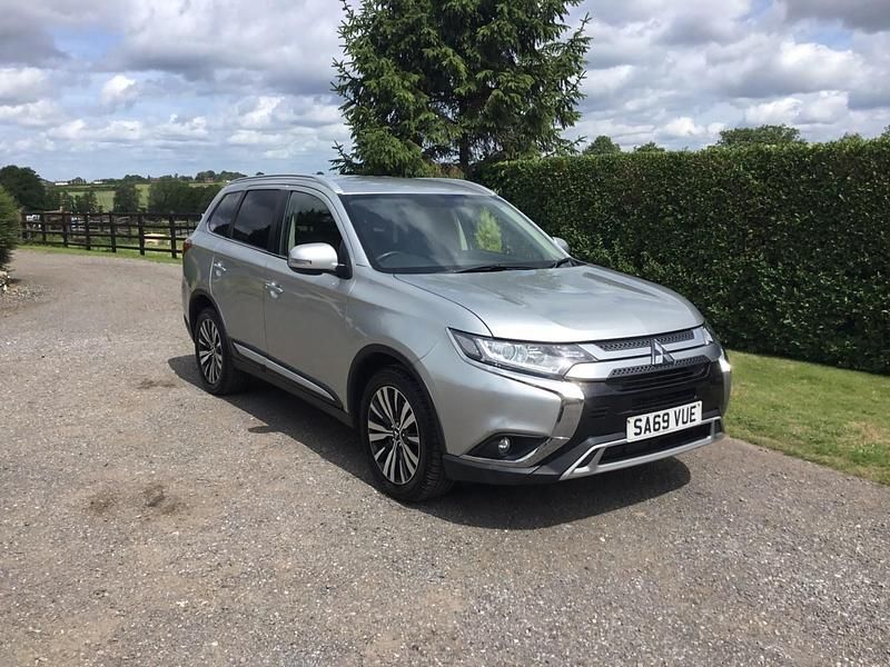 Usado Mitsubishi Outlander 150 HP (110 kW) 2019 Prateado SUV