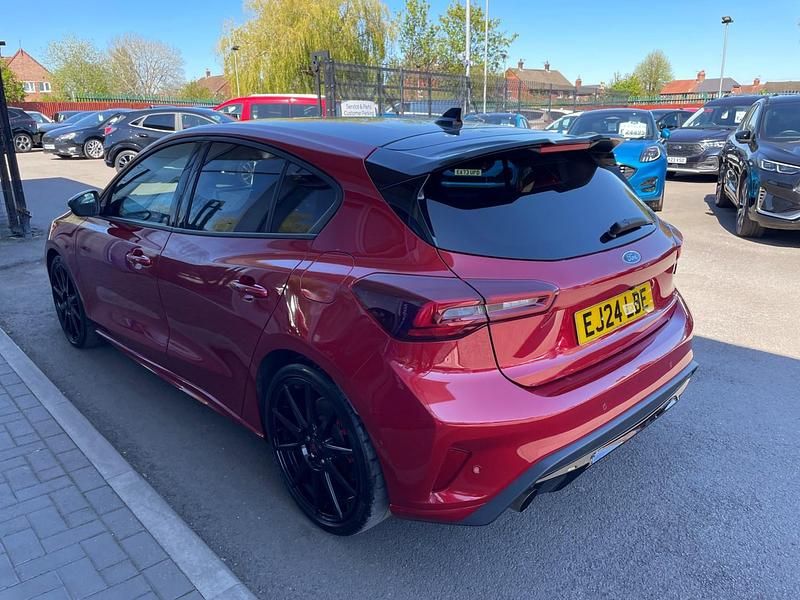 Używany Ford Focus ST 280 KM (205 kW) 2024 Czerwony Hatchback