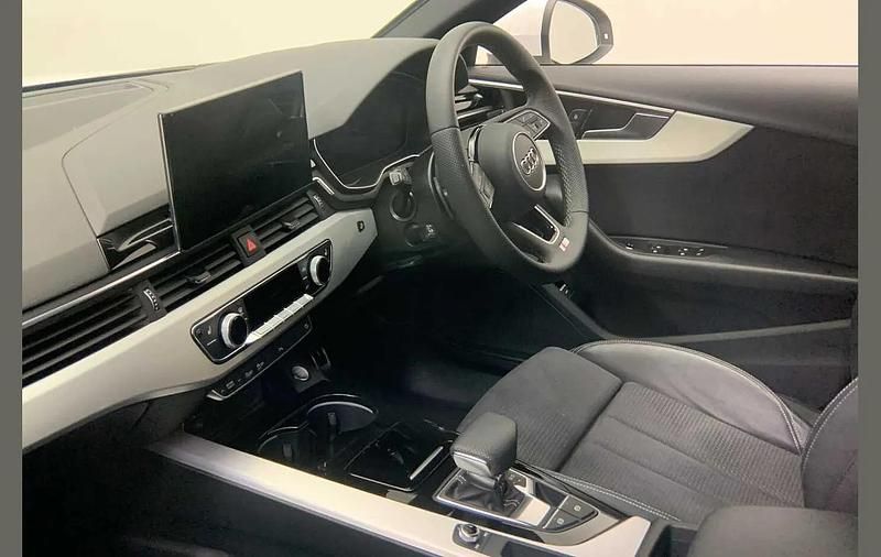 Begagnad Audi A4 S-Line 200 HK (147 kW) 2024 Vit Kombi