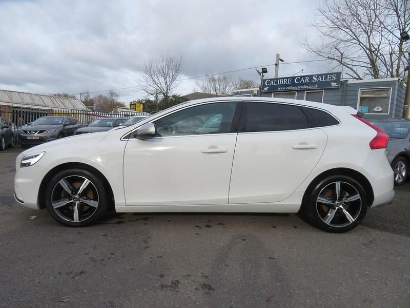 Used Volvo V40 R-Design 122 HP (89 kW) 2017 White Hatchback