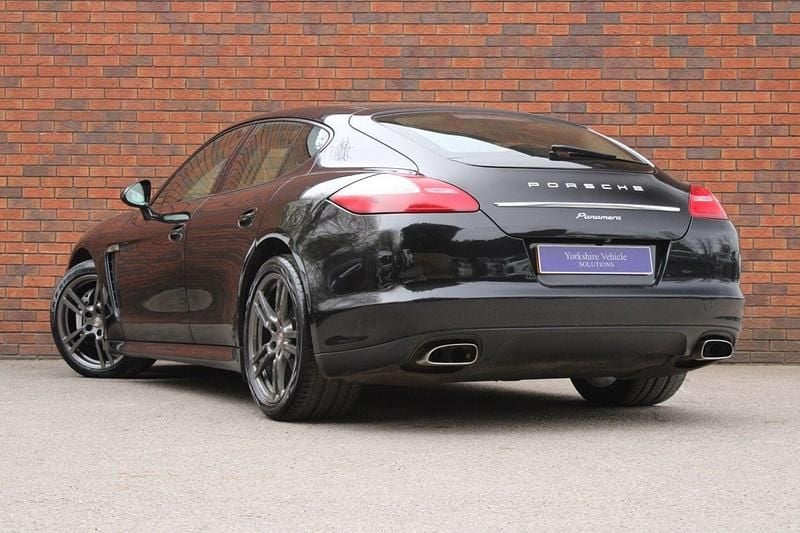 Used Porsche Panamera 250 HP (183 kW) 2012 Black Hatchback