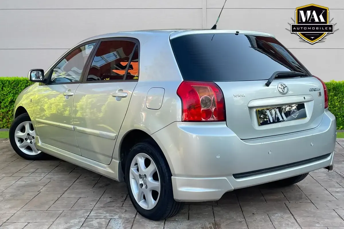 Second-hand Toyota Corolla 97 CP (71 kW) 2006 Argintiu Hatchback