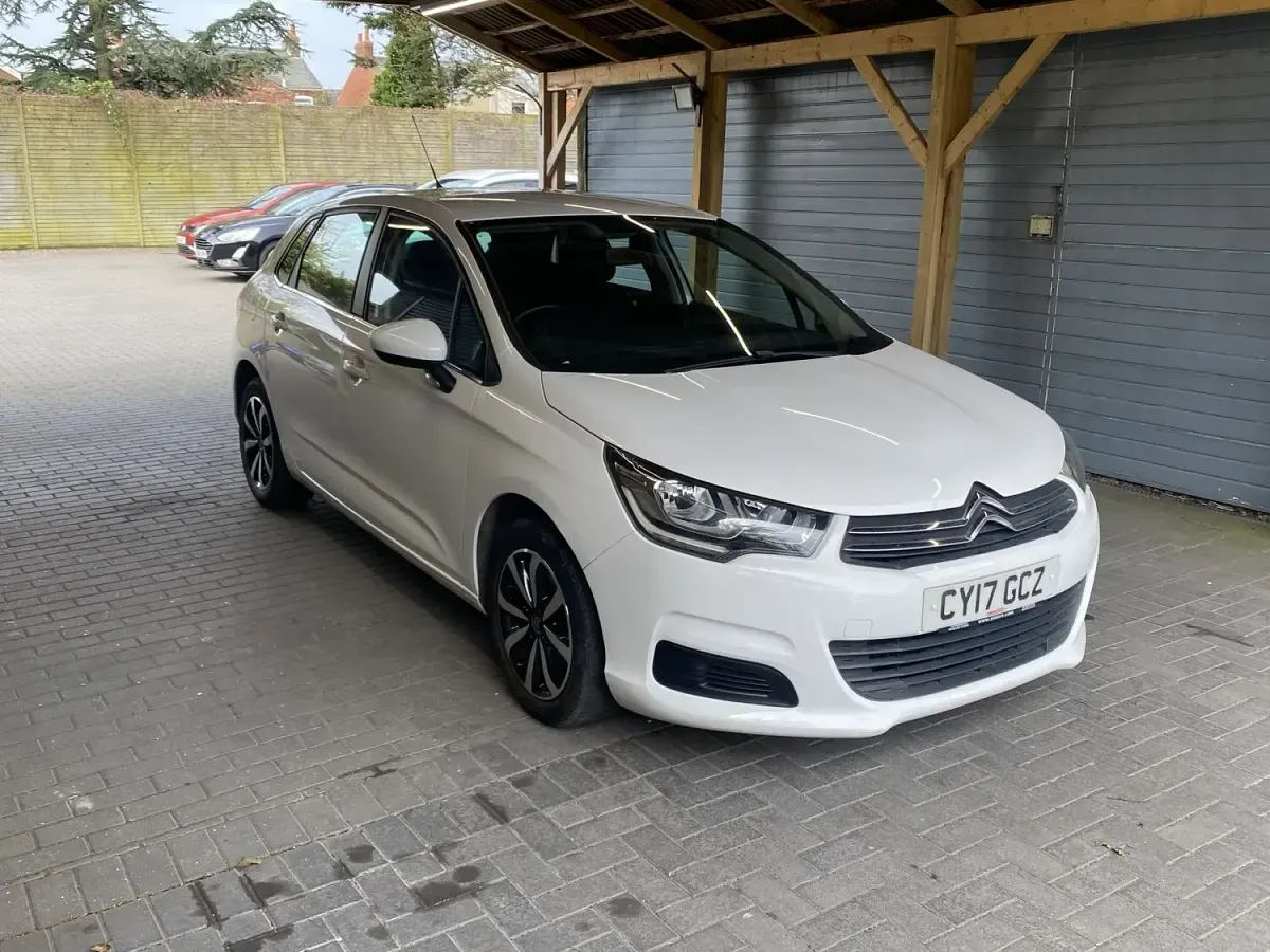 Used Citroën C4 PureTech 108 HP (79 kW) 2017 White Hatchback