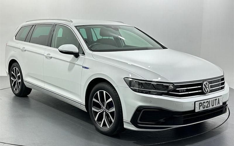 Used 2024 VW Passat GTE Estate | £16,221 (Good price) - Image 1/3