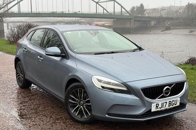 Used Volvo V40 Momentum 120 HP (88 kW) 2017 Blue Hatchback