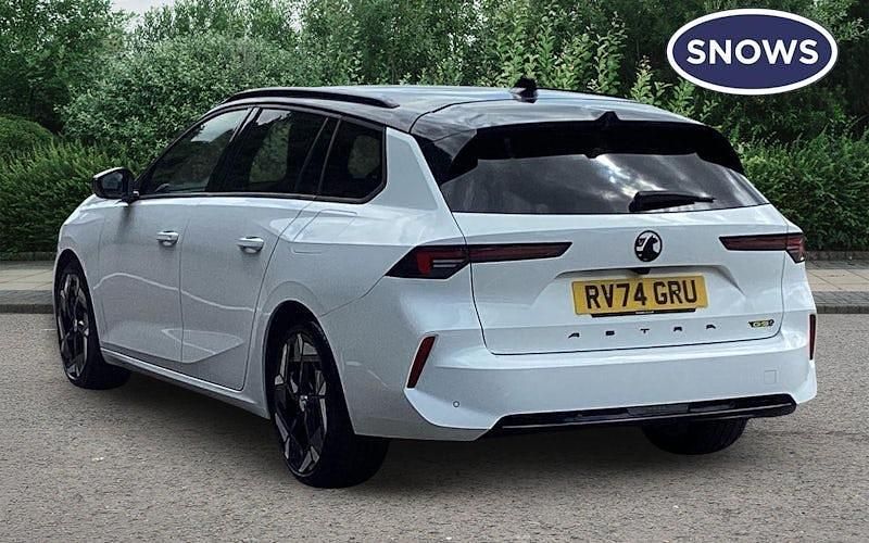 Used Vauxhall Astra GSe 225 HP (165 kW) 2023 White Estate