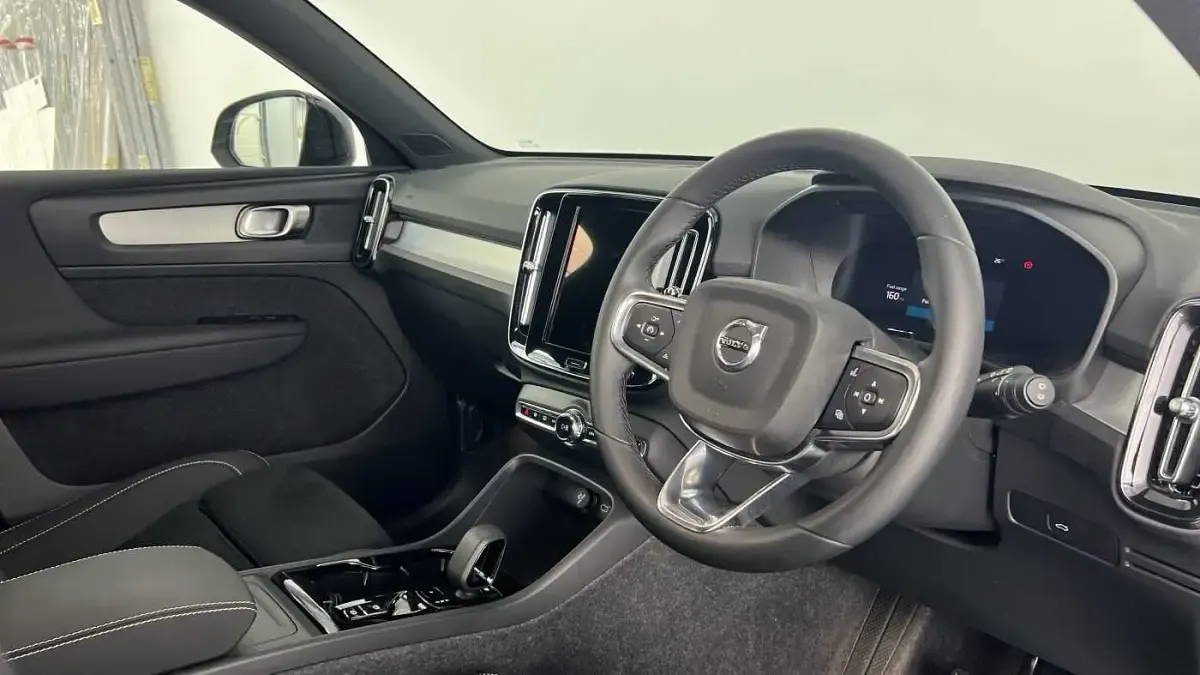 Used Volvo XC40 Plus 194 HP (142 kW) 2025 Green SUV