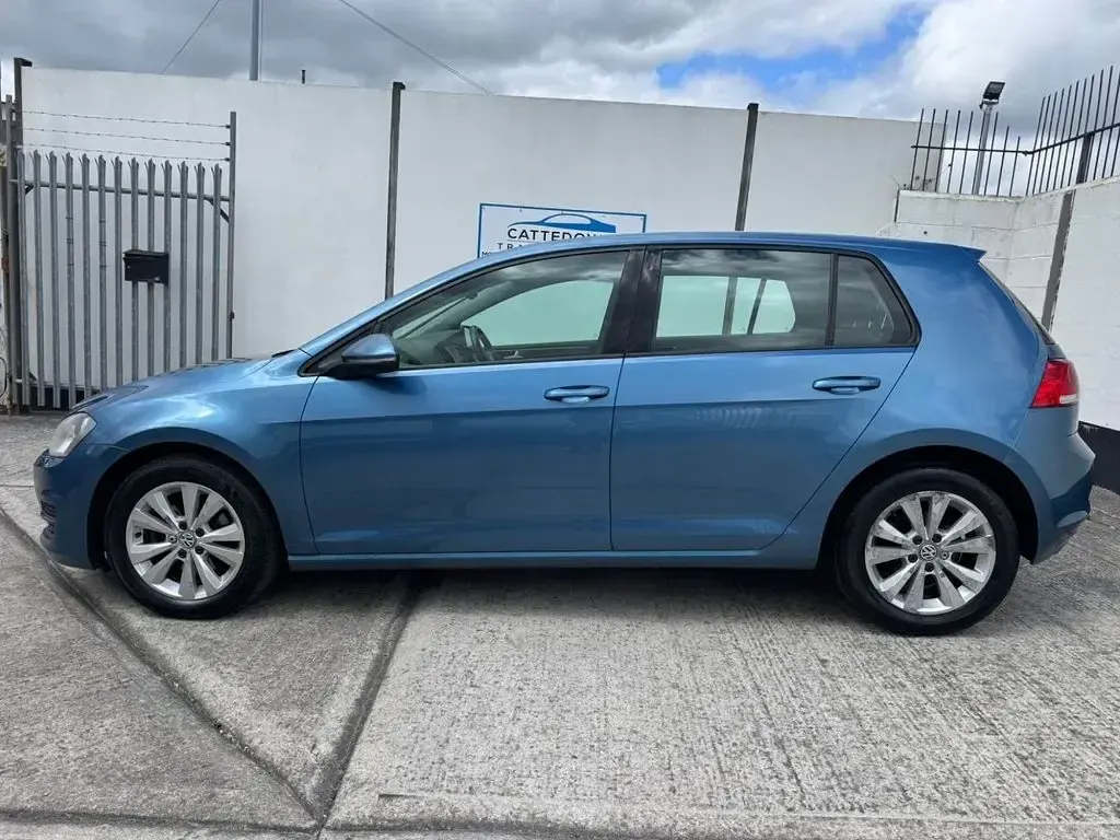 Used VW Golf VII SE 105 HP (77 kW) 2013 Blue Hatchback