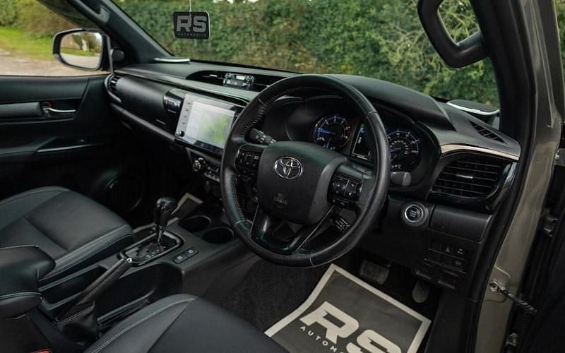 Used Toyota HiLux 204 HP (150 kW) 2024 Pickup
