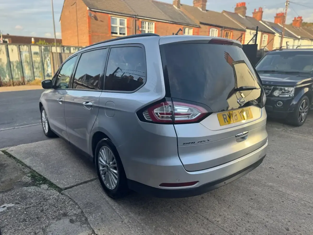 Begagnad Ford Galaxy Zetec 2025 Silver Minibuss