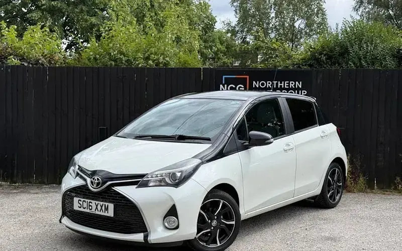 Used Toyota Yaris Design 99 HP (72 kW) 2016 White/black Hatchback