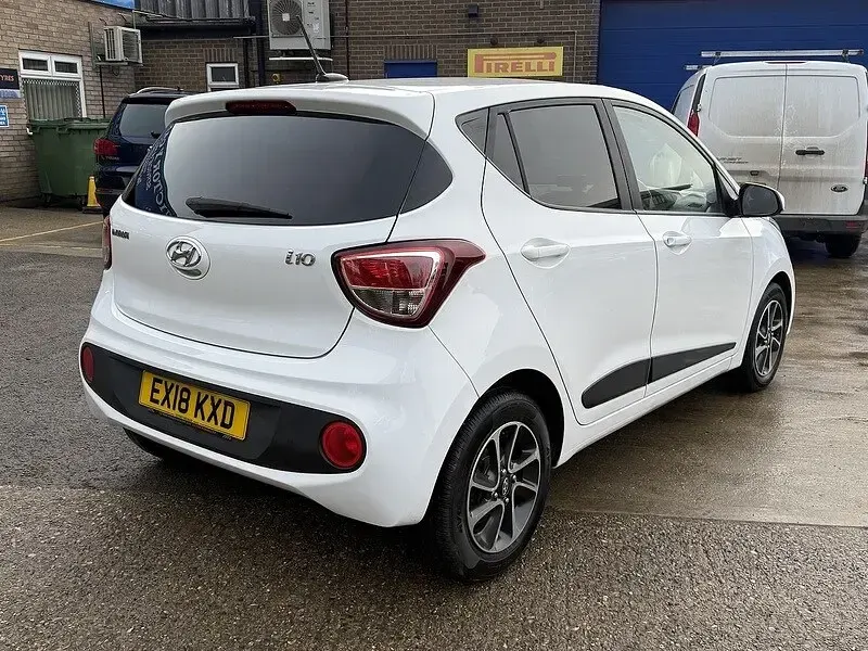 Used Hyundai i10 Premium 87 HP (63 kW) 2018 White Hatchback