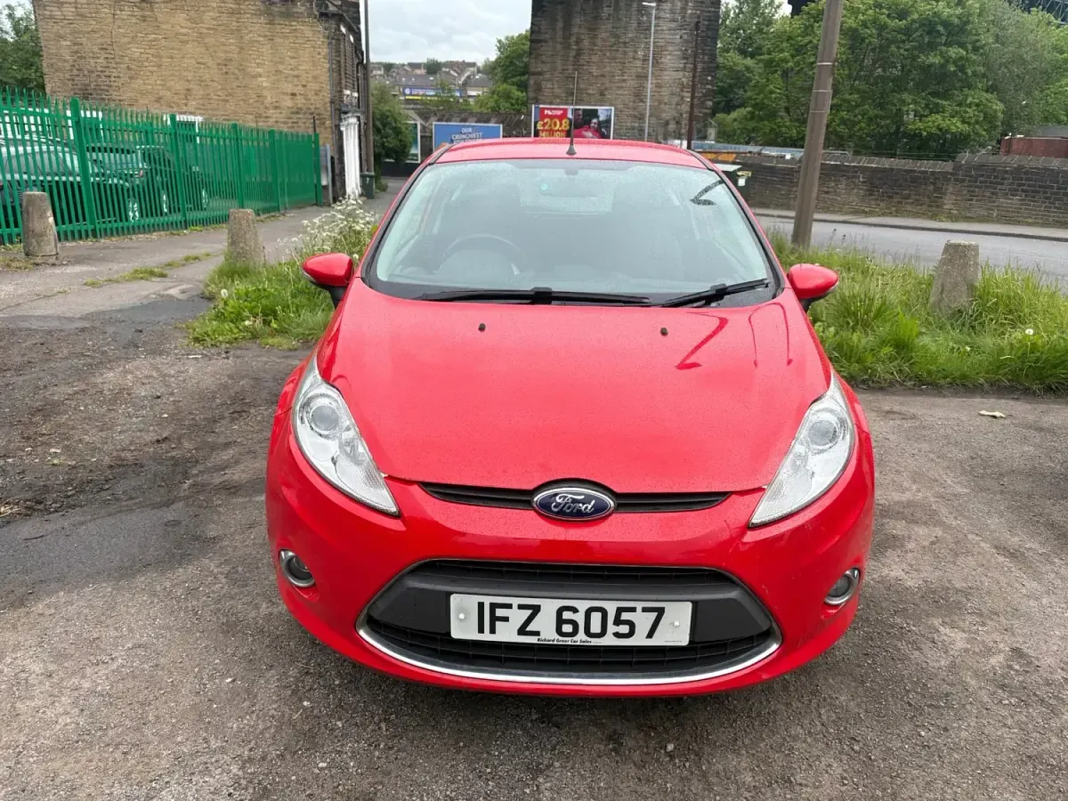 Usado Ford Fiesta Zetec 82 HP (60 kW) 2012 Vermelho Citadino