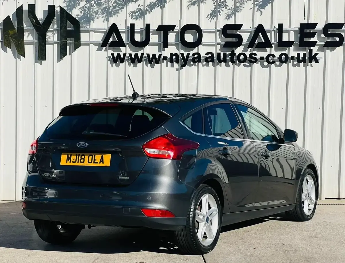 Usado Ford Focus Zetec 2018 Cinzento Citadino
