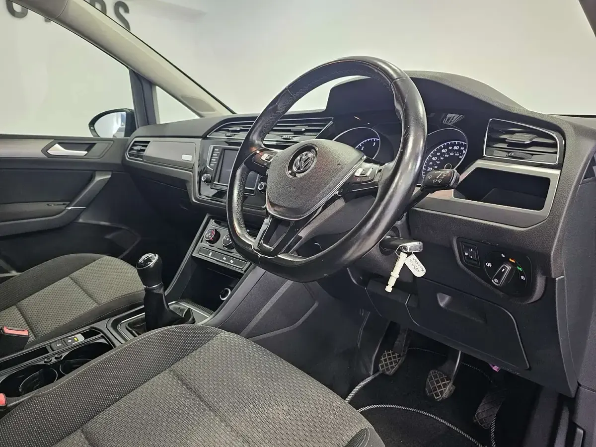 Used VW Touran SE 147 HP (108 kW) 2017 Black MPV