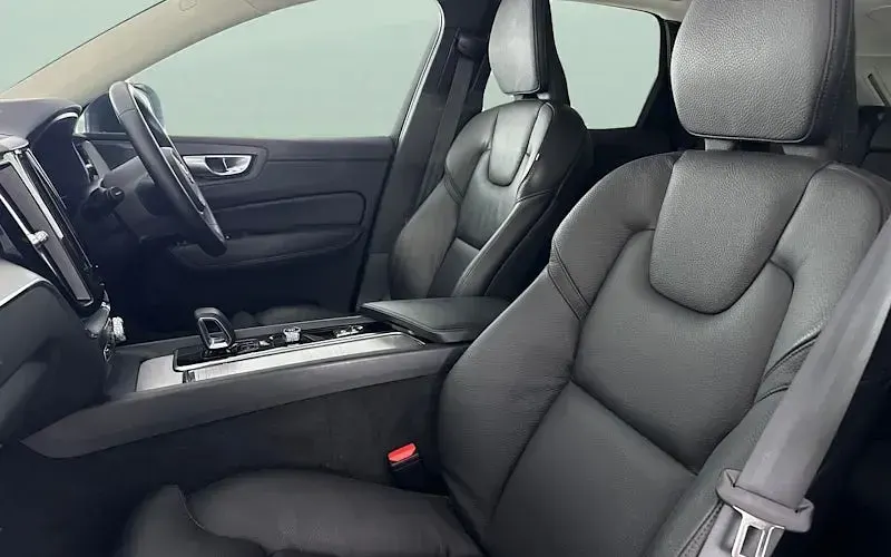 Begagnad Volvo XC60 Plus 250 HK (183 kW) 2024 Grå SUV